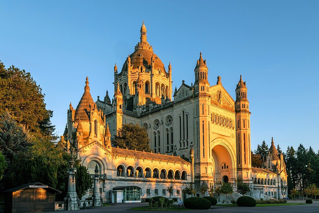 Fassade der Basilika Sainte-Therese von Lisieux, größte Basilika Frankreichs und Wallfahrtsort, Lisieux, Pays d'Auge, Normandie, Frankreich