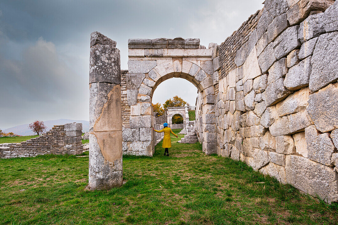 Frau bewundert Ruinen einer der wichtigsten archäologischen Stätten von Samnium in Pietrabbondante, Provinz Isernia, Molise, Italien