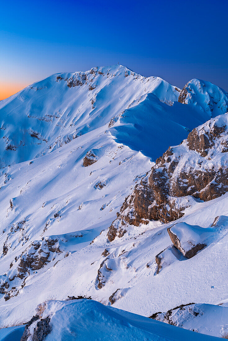 Blick in der Morgendämmerung auf den verschneiten Bergrücken des Viglio-Gipfels, Apennin, Regionalpark Simbruini, Provinz Frosinone, Latium, Italien