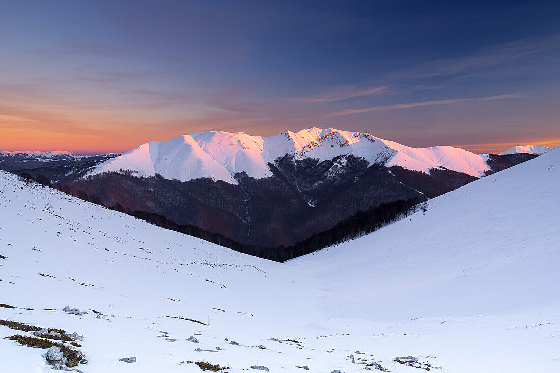 Panoramablick auf den schneebedeckten Berg Viglio bei Sonnenuntergang, Apennin, Regionalpark Simbruini, Provinz Frosinone, Latium, Italien