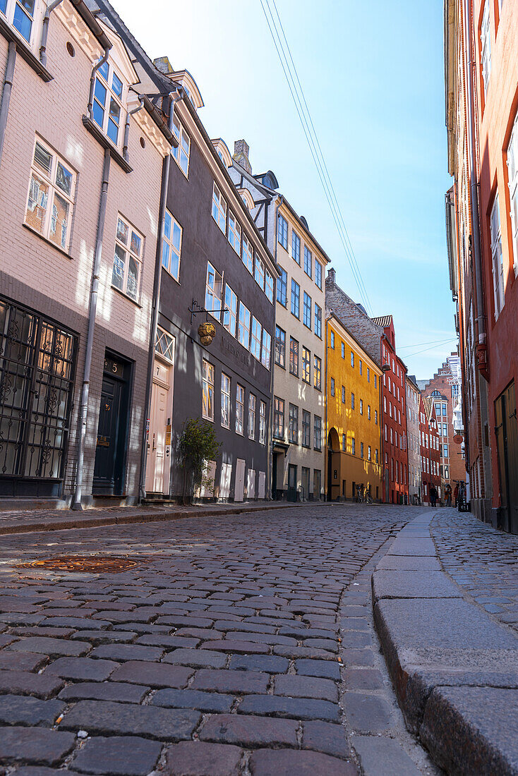 Blick von unten auf die bunten Gebäude in der gepflasterten mittelalterlichen Magstraede-Straße, Kopenhagen, Hovedstaden Dänemark, Europa