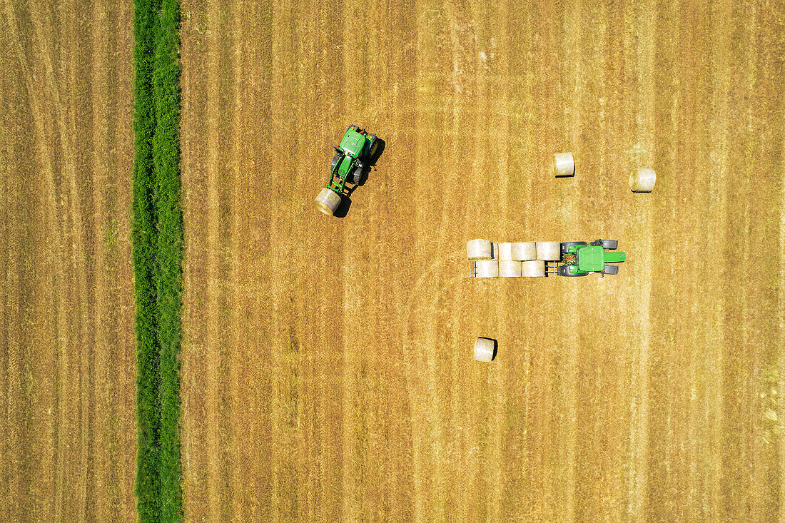 Luftaufnahme eines Traktors, der Heuballen hebt, Provinz Frosinone, Region Ciociaria, Latium, Mittelitalien, Italien