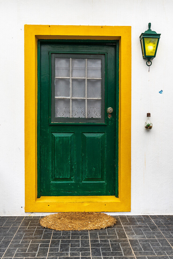 Eine bunt bemalte Wand eines Hauses im Dorf Faja Grande, Gemeinde Lajes das Flores, Insel Flores (Ilha das Flores), Azoren-Archipel, Portugal, Europa