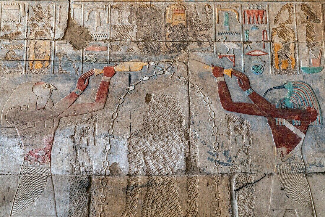 Der ibisköpfige Gott Thoth mit dem falkenköpfigen Gott Horus, der die Königin und spätere Pharaonin Hatschepsut reinigt, ägyptische Hieroglyphen, heilige Bildschriften, Bezirk von Amun-Re, Tempel von Karnak, antike ägyptische Stätte aus der 13. Dynastie, unesco-Weltkulturerbe, Luxor, Ägypten, Afrika