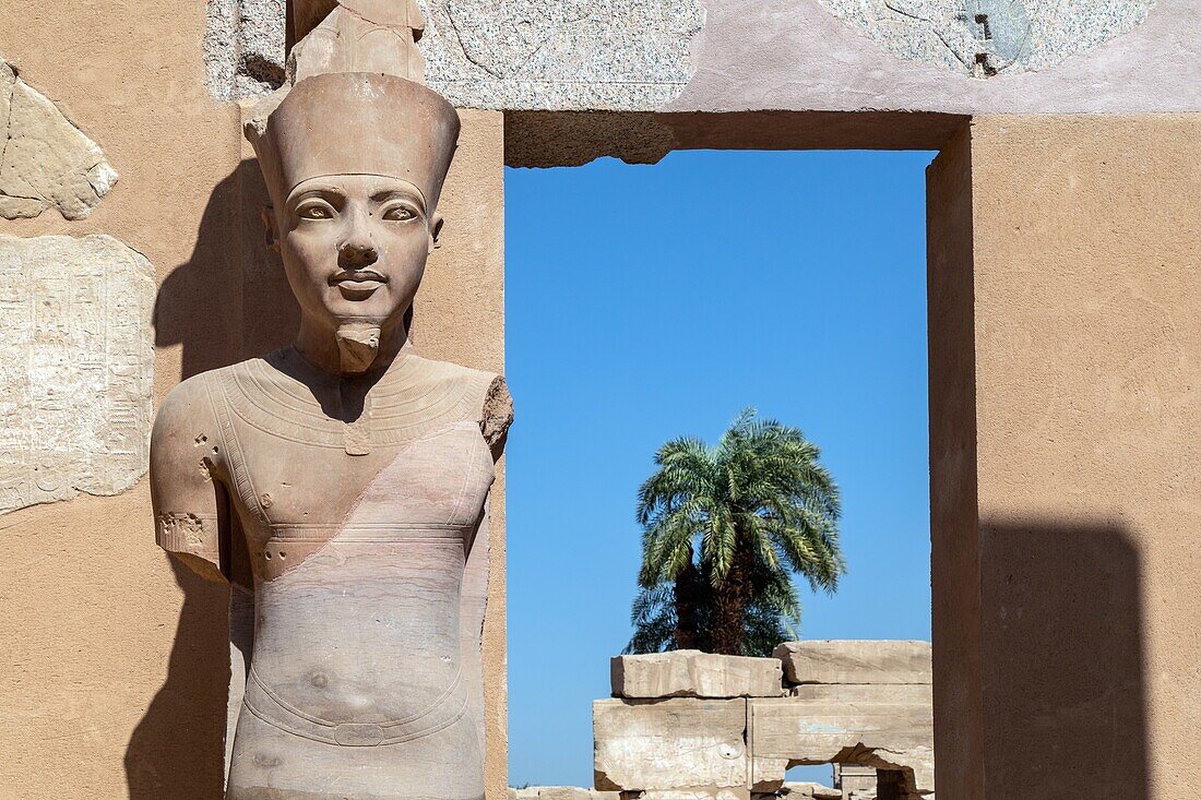 Statue von hamun-ra, Bezirk von amun-re, Gott von Theben, Hauptgottheit im ägyptischen Pantheon, Tempel von karnak, antike ägyptische Stätte aus der 13. Dynastie, unesco weltkulturerbe, luxor, ägypten, afrika