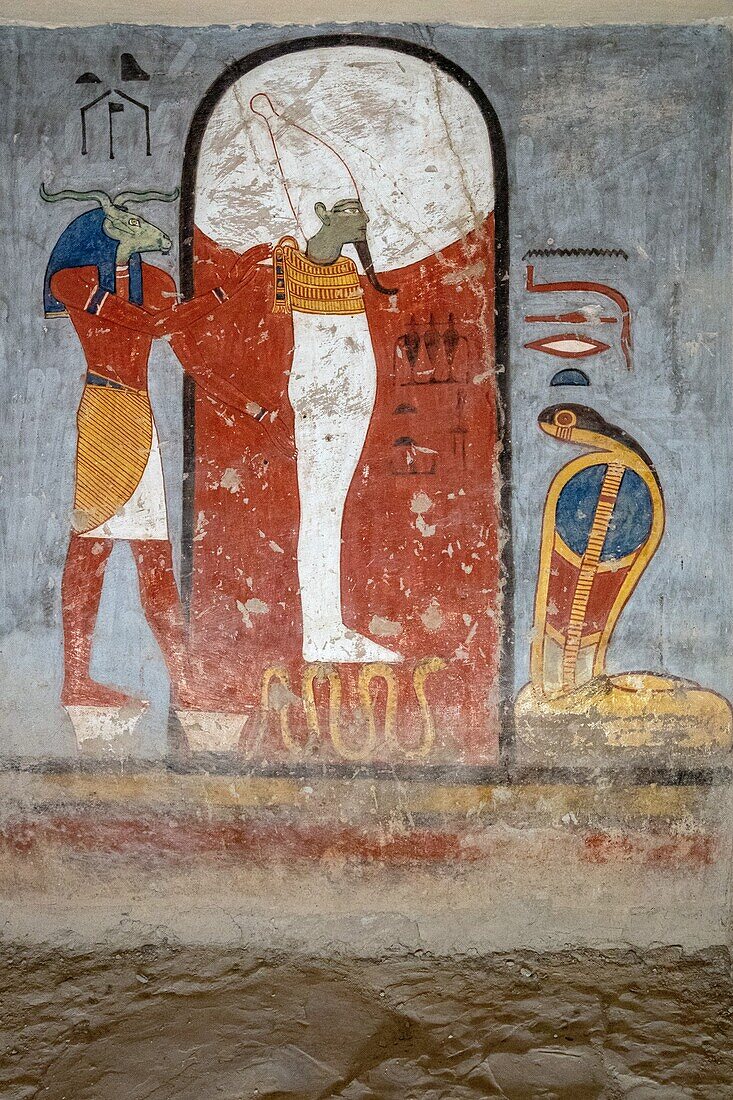 Osiris mit Anubis (Grabgott mit dem Kopf eines wilden Hundes) und Horus (Gott mit dem Kopf eines Falken), Flachrelief und Fresken in leuchtenden Farben, Grabmal von Ramses I., Tal der Könige, wo sich das Hypogäum vieler Pharaonen des Neuen Reiches befindet, Luxor, Ägypten, Afrika