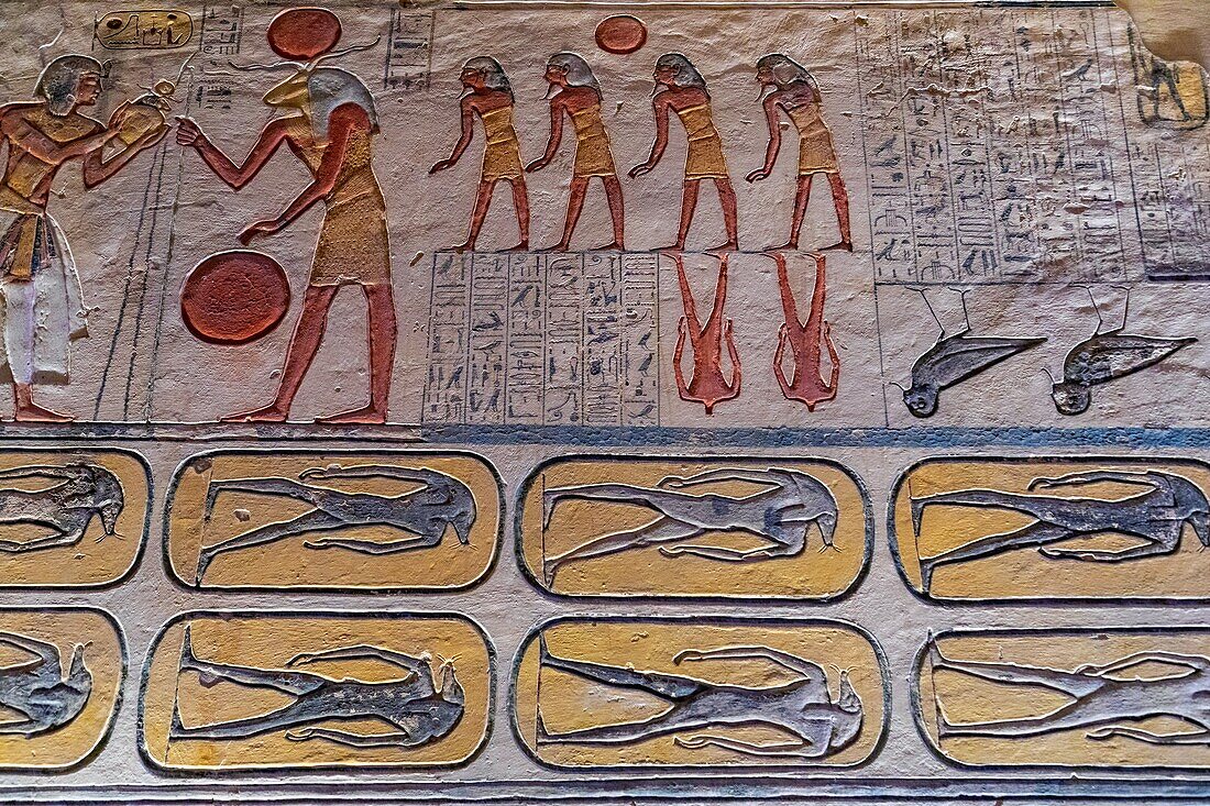Basrelief und Fresken in leuchtenden Farben, die das Buch der Höhlen illustrieren, Grabschrift des alten Ägyptens, Grab von Ramses IX, Tal der Könige, wo sich das Hypogäum vieler Pharaonen des Neuen Reiches befindet, Luxor, Ägypten, Afrika
