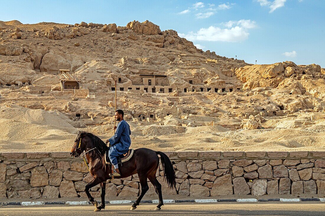 Mann zu Pferd vor dem Tal der Adligen, wo sich die Gräber vieler Adliger des Neuen Reiches befinden, Luxor, Ägypten, Afrika