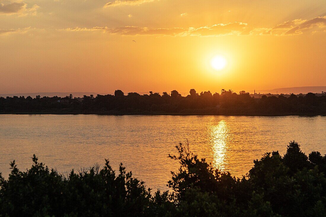 Der Nil, der Fluss bei Sonnenuntergang, Luxor, Ägypten, Afrika