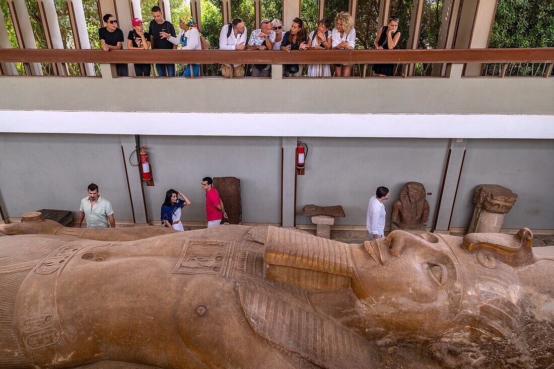Detail der Gesichter des Pharaos, Granitkoloss von Ramses II, 10 Meter lang, mit rahina open-air museum, von der unesco zum weltkulturerbe erklärt, kairo, ägypten, afrika