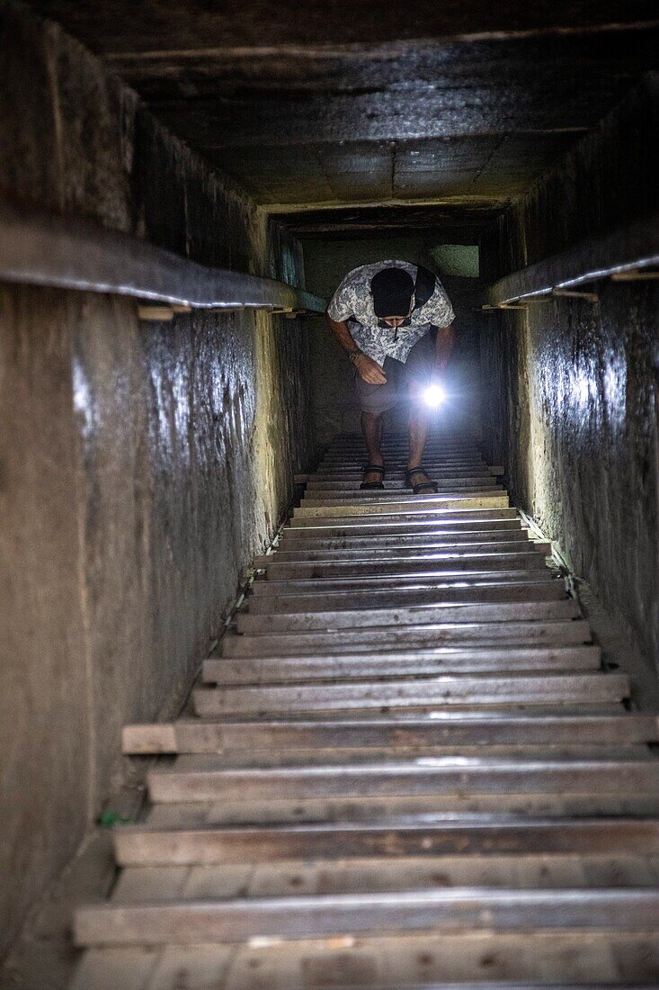 Steile Treppe zum Grab von Kagemni, Wesir während der Herrschaft von König Teti, Nekropole von Sakkara, Region Memphis, ehemalige Hauptstadt des alten Ägyptens, Kairo, Ägypten, Afrika