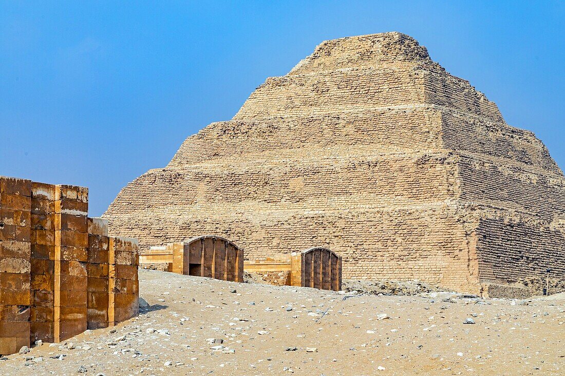 Die Stufenpyramide des Djoser, das älteste Bauwerk aus Stein und die erste Pyramide der Geschichte, Nekropole von Sakkara aus dem Alten Reich, Region Memphis, ehemalige Hauptstadt des Alten Ägypten, Kairo, Ägypten, Afrika