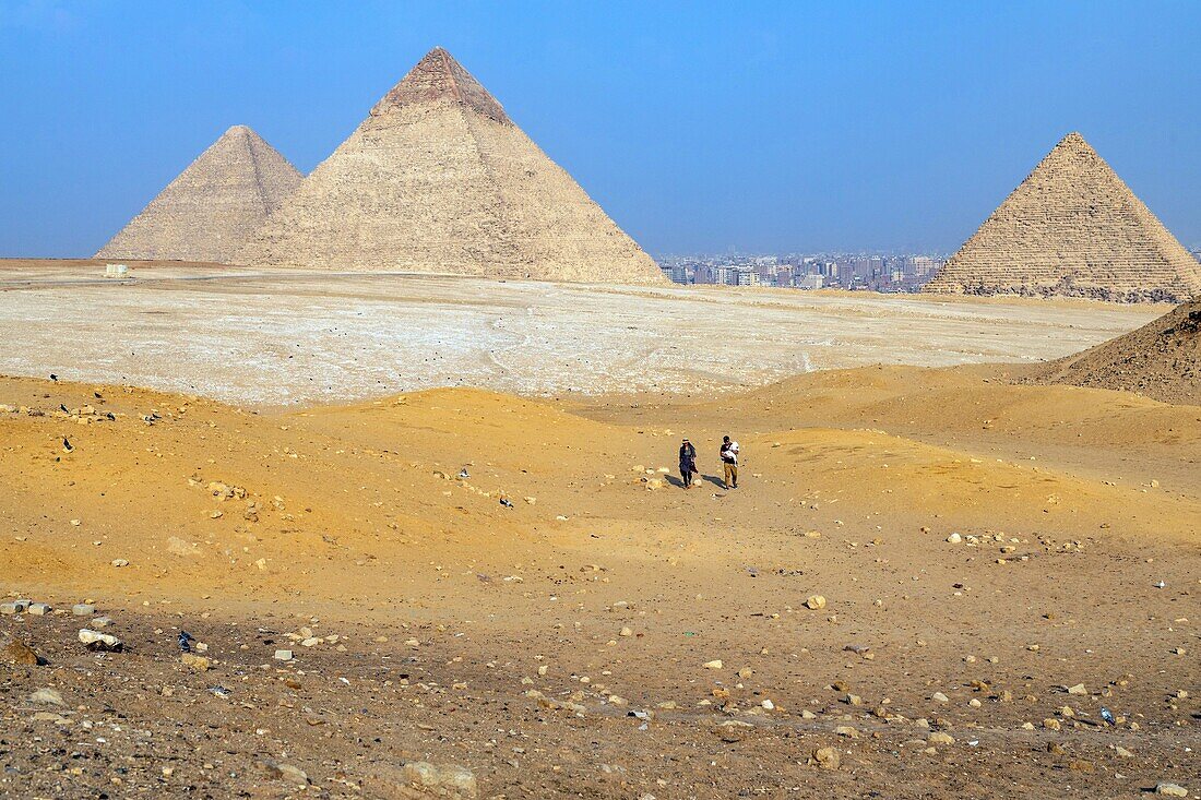 Ausflug in die Wüste am Fuße der Pyramiden von Gizeh, Kairo, Ägypten, Afrika