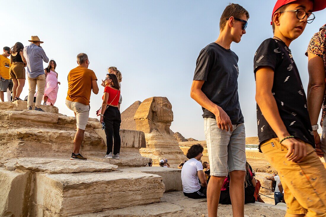 Group of tourists in front of the sphinx of giza, therianthropic statue, the biggest monolithic sculpture in the world, 73.5 metres in length, cairo, egypt, africa