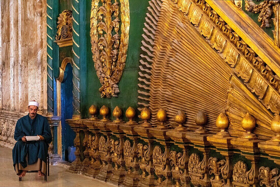 Lesung vor der Minbar aus geschnitztem und vergoldetem Zedernholz in der Alabastermoschee von Mohammed Ali, 19. Jahrhundert im türkischen Stil, Saladin-Zitadelle, Kairo, Ägypten, Afrika