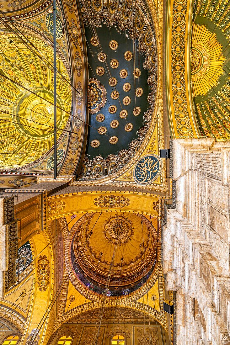 Mit Gemälden und Vergoldungen verzierte Halbkuppeln, die Mitte 52 m hoch, im Inneren der Alabastermoschee von Mohammed Ali, 19. Jahrhundert, türkischer Stil, Saladin-Zitadelle, Kairo, Ägypten, Afrika