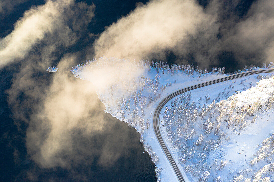 Strasse durch den verschneiten Wald am Ufer des zugefrorenen Silsersees in der Morgendämmerung, Plaun Da Lej, Luftbild, Engadin, Schweiz