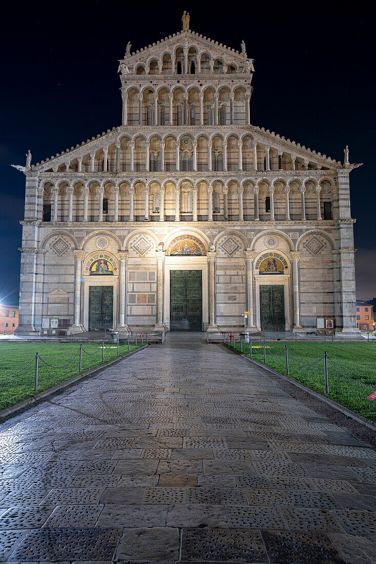 Beleuchtete Fassade des mittelalterlichen Doms oder der Kathedrale von Pisa bei Nacht, Piazza dei Miracoli, Toskana, Italien