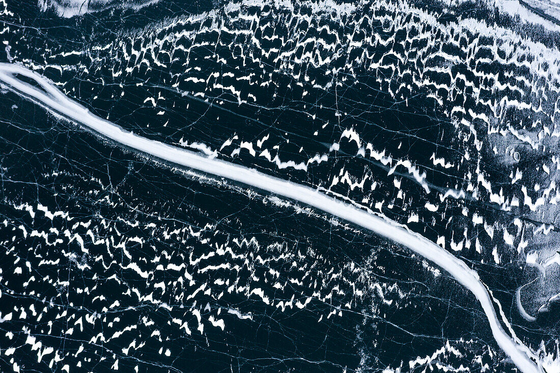 Formen und Details des Eises auf der gefrorenen Oberfläche des Silvaplanersees, Luftaufnahme, Engadin, Kanton Graubünden, Schweiz