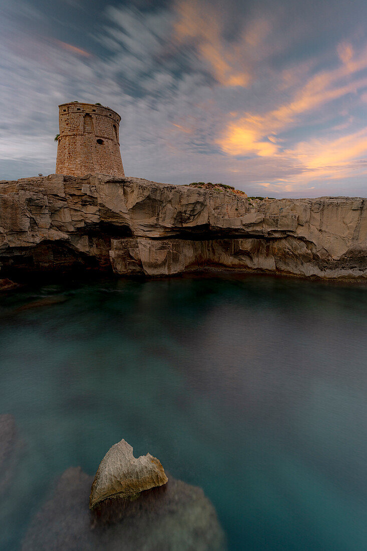 Küstenturm Torre Miggiano bei Sonnenuntergang, Santa Cesarea Terme, Porto Miggiano, Provinz Lecce, Salento, Apulien, Italien