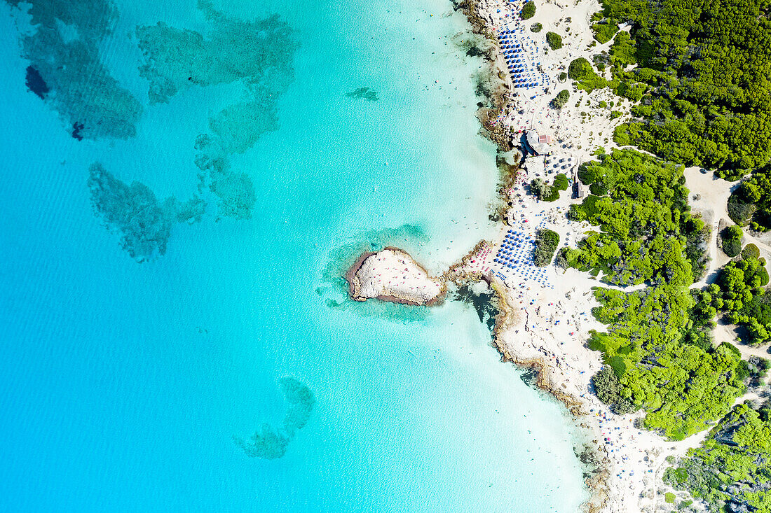 Sonnenschirme am Sandstrand und Klippen am türkisfarbenen Meer von oben, Punta della Suina, Gallipoli, Salento, Apulien, Italien