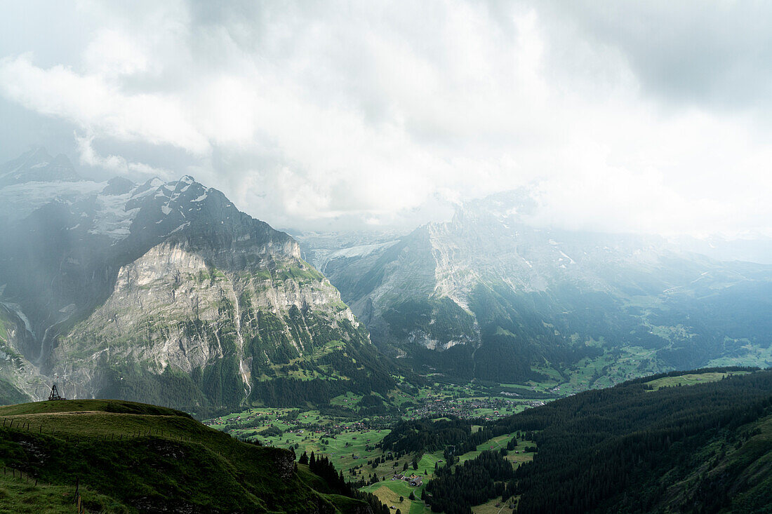Wolken über grünen Wiesen und Bergen rund um Grindelwald Blick von First, Berner Alpen, Kanton Bern, Schweiz