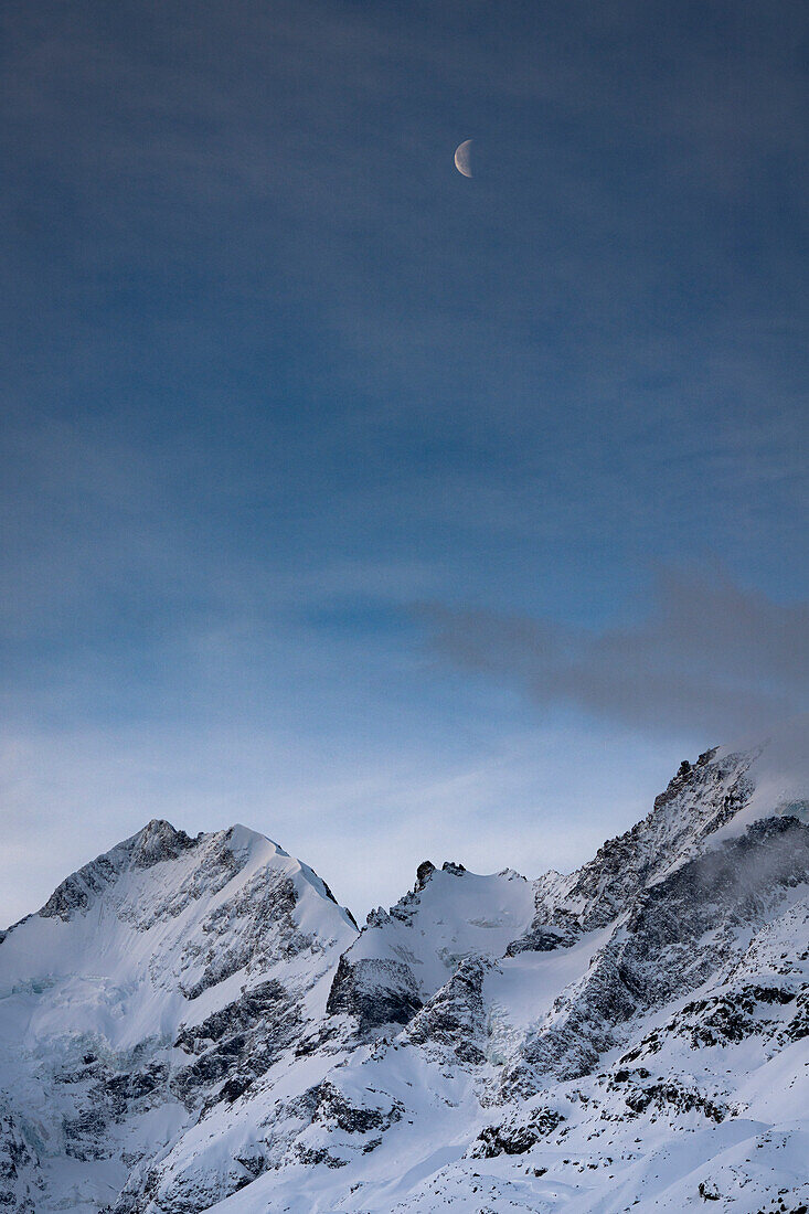 Sonnenaufgang über dem schneebedeckten Biancograt und dem Piz bernina im Winter, Kanton Graubünden, Engadin, Schweiz