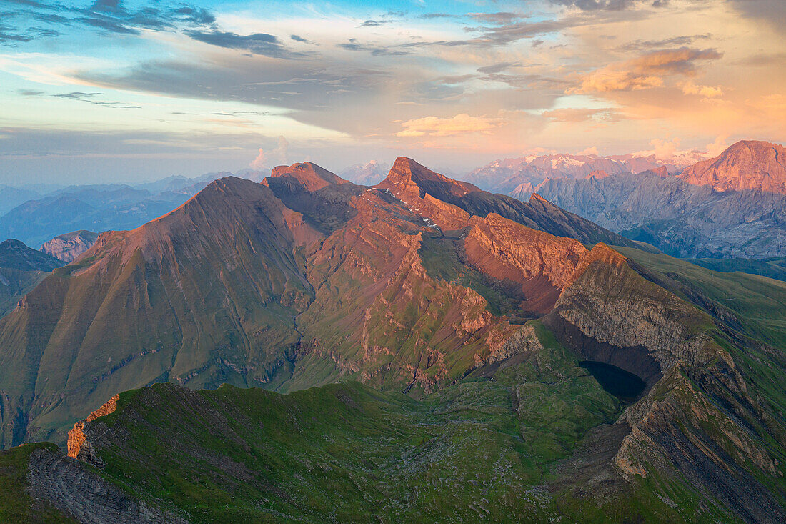 Luftaufnahme der Berge Garstenhorn, Wildgarst und Schwarzhorn bei Sonnenuntergang, Grindelwald, Kanton Bern, Schweiz