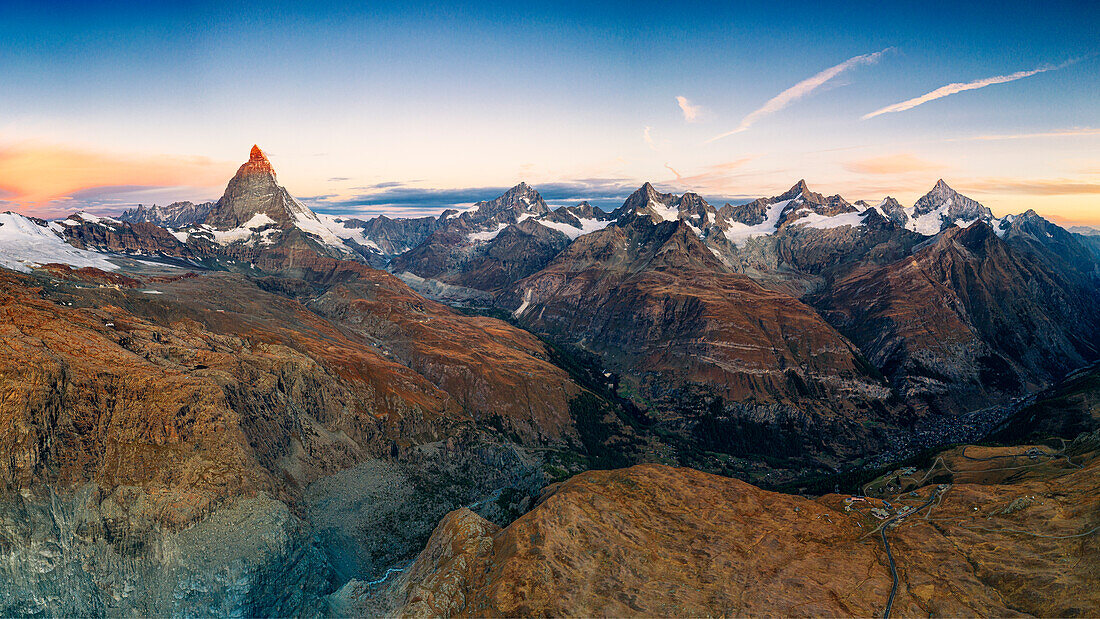 Panoramablick auf Matterhorn, Dent Blanche, Obergabelhorn, Zinalrothorn und Weisshorn, Luftaufnahme, Kanton Wallis, Schweiz
