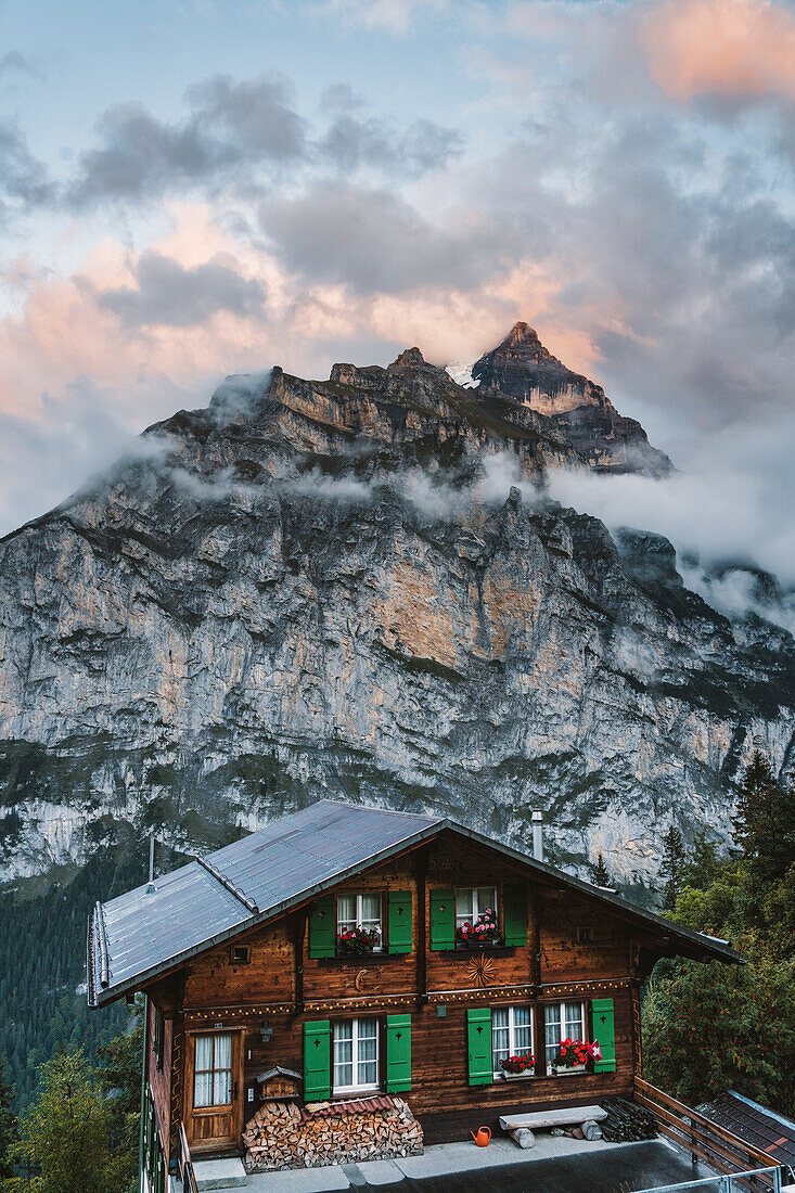 Alpine Holzhütte am Fuße der Berge Monchsbuffel und Goldenhoren, Murren, Lauterbrunnen, Berner Oberland, Schweiz