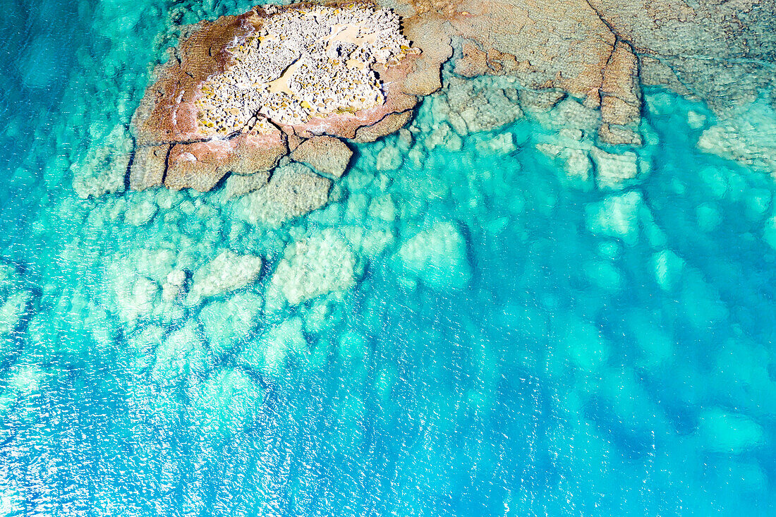 Türkisfarbener Meerblick von oben, Torre Lapillo, Porto Cesareo, Provinz Lecce, Salento, Apulien, Italien