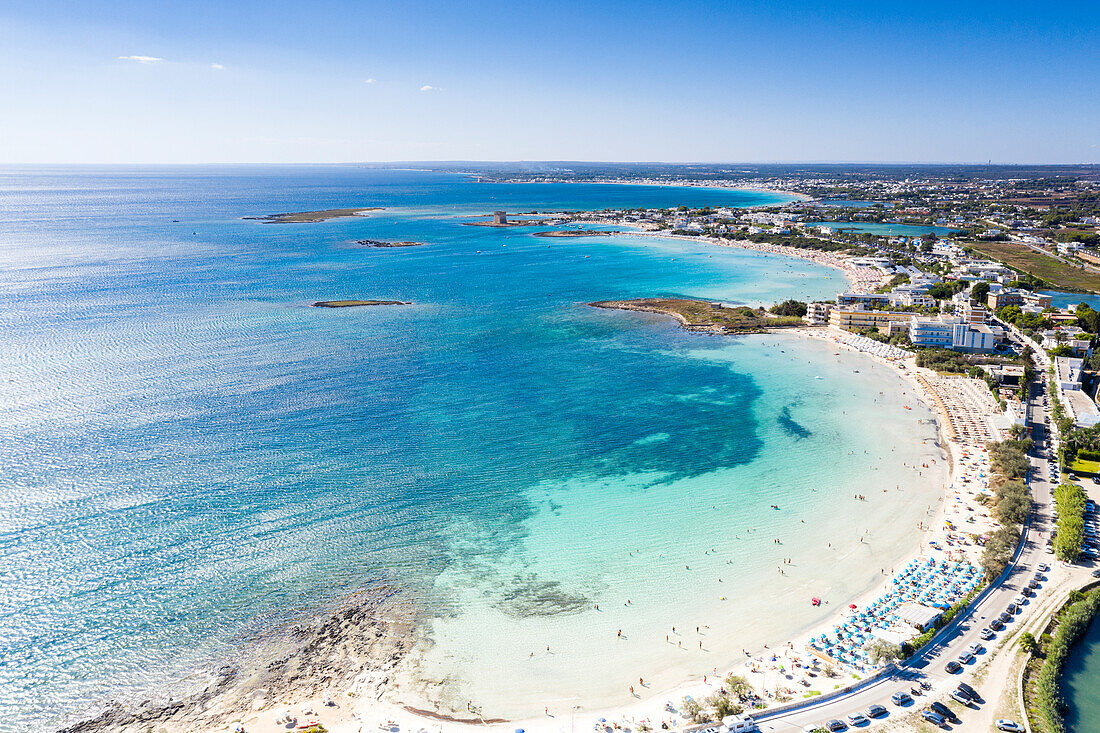 Luftaufnahme des Sandstrandes am kristallklaren Meer der Ferienanlage Torre Lapillo, Porto Cesareo, Provinz Lecce, Salento, Apulien, Italien