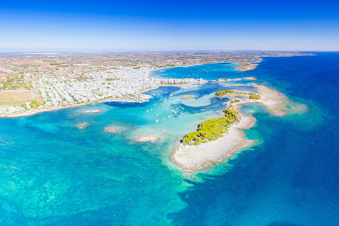 Panoramablick auf das kristallblaue Meer rund um die Küstenstadt Porto Cesareo, Luftaufnahme, Provinz Lecce, Salento, Apulien, Italien