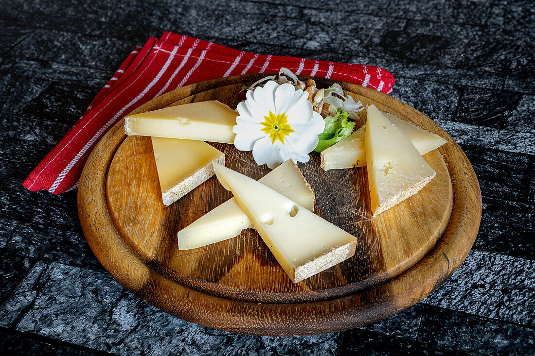 Auswahl an typisch italienischem Käse auf einem Holzbrett