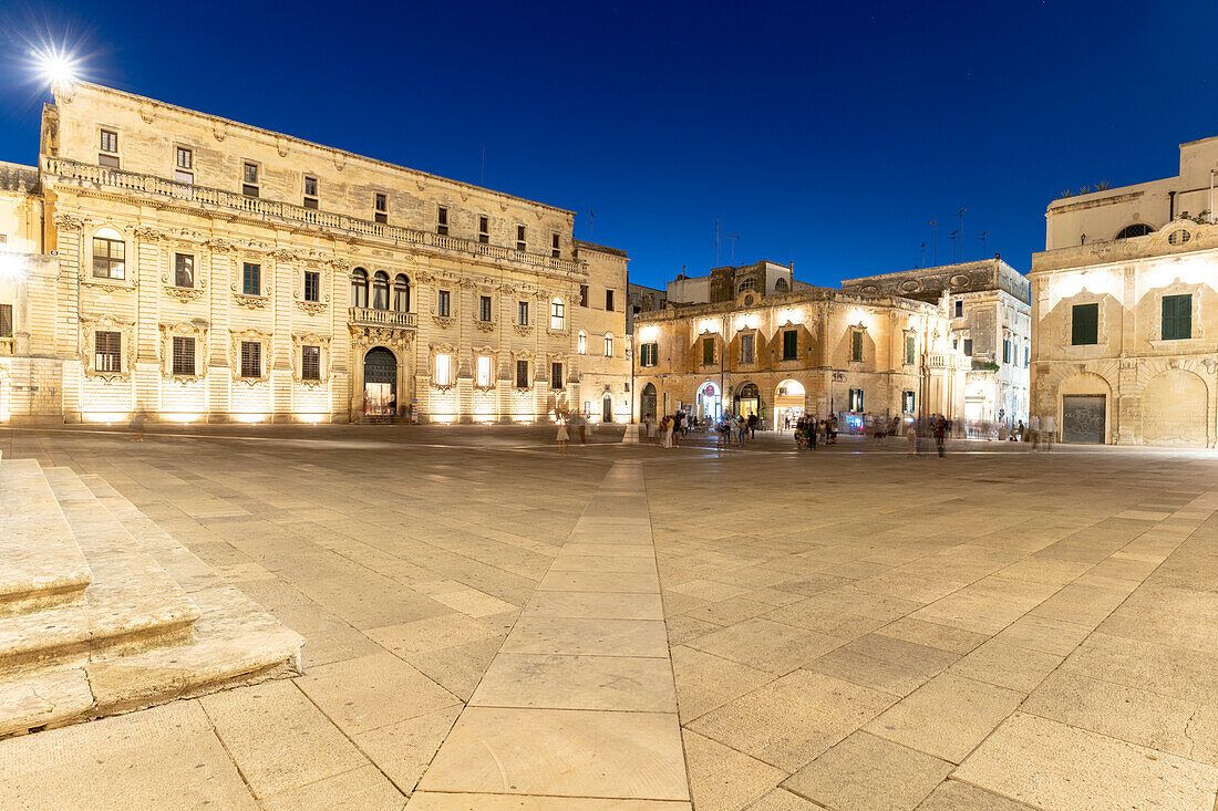 Beleuchtete Barockgebäude auf der alten Piazza del Duomo, Lecce, Salento, Apulien, Italien