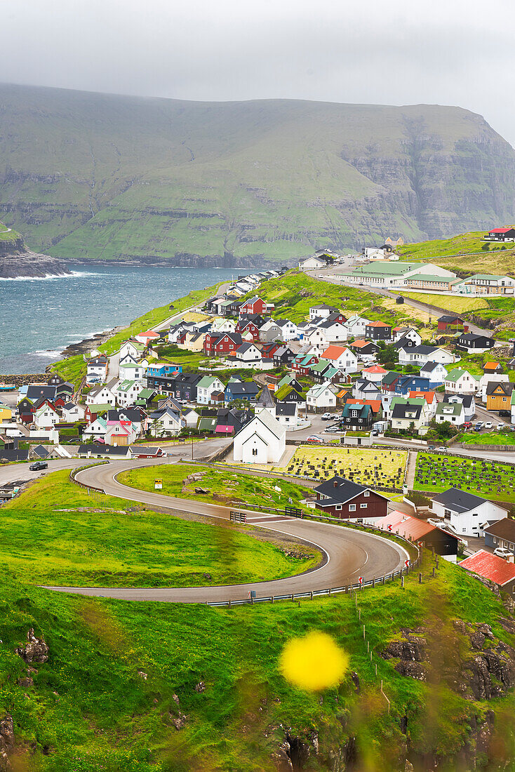 Eine kurvenreiche Küstenstraße führt in das Dorf Eidi, Insel Eysturoy, Färöer Inseln, Dänemark, Europa