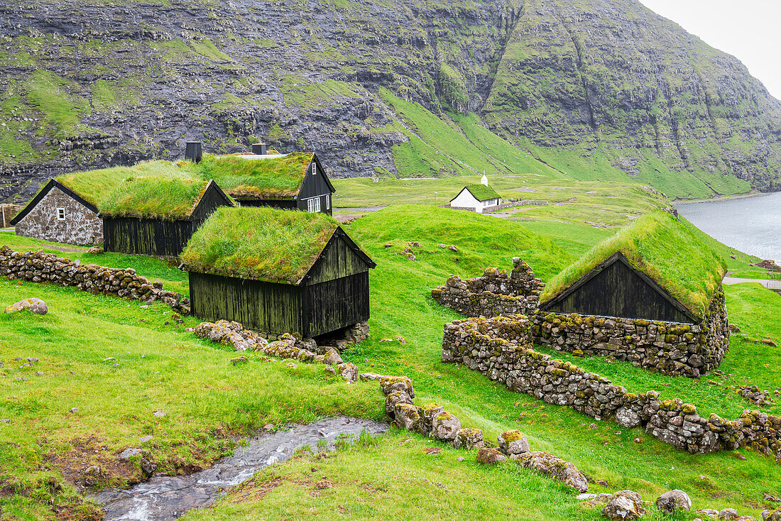 Traditionelle ikonische Gebäude mit Grasdach in Saksun, Streymoy Insel, Färöer Inseln, Dänemark, Europa