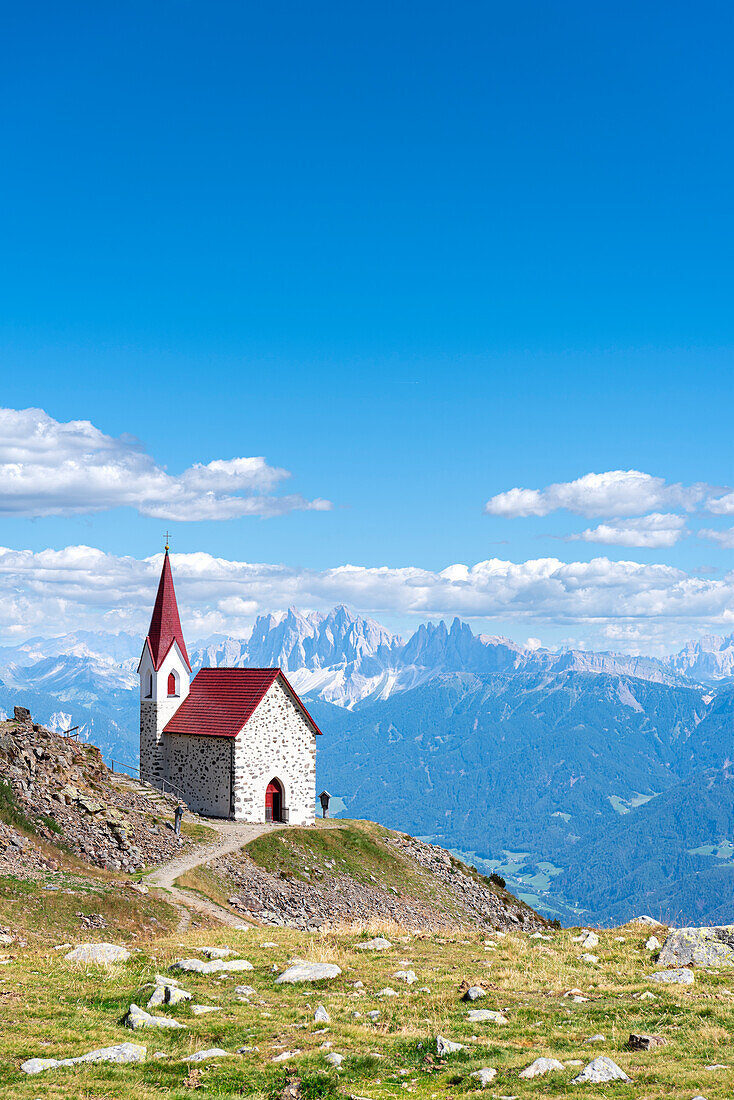 Die Wallfahrtskirche Latzfonser Kreuz mit Blick auf die Dolomiten, Lazfons, Klausen, Bezirk Bozen, Südtirol, Italien, Europa.