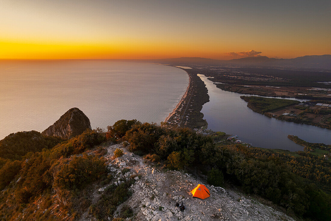 Luftaufnahme vom Gipfel des Berges Circeo mit den Seen Paola und Caprolace, dem Strand von Sabaudia und einem Zelt im Vordergrund in der Abenddämmerung, San Felice Circeo, Nationalpark Circeo, Pontinische Ebene, Provinz Latina, Latium, Mittelitalien, Italien, Südeuropa, Europa