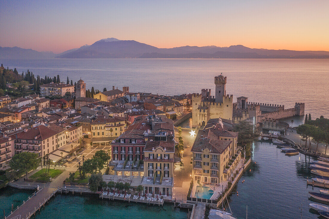 Sonnenuntergang in Sirmione mit dem Scaligeri-Schloss und dem Gardasee, Brescia, Lombardei, Italien