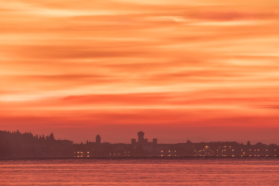 Sonnenuntergang in Sirmione, Gardasee, mit der Scaligeri-Burg, Brescia, Italien