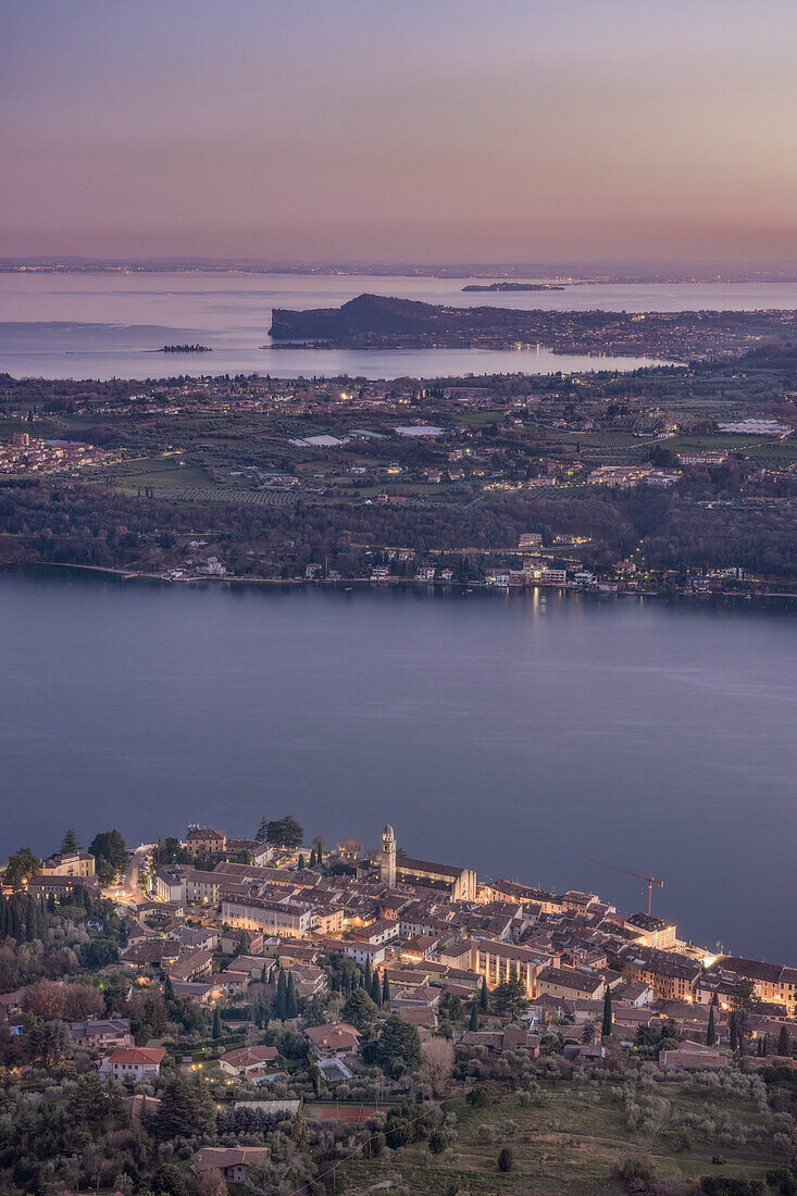 Sonnenuntergang, Stadt Salò, im Hintergrund der Manerba-Felsen, Gardasee, Lombardei, Italien