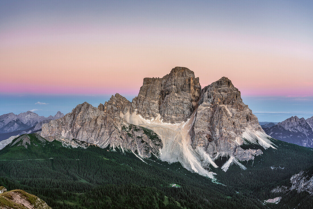 Pelmo, symbolträchtiger Berg (3.168 m) in den Dolomiti Bellunesi, Belluno, Venetien; Italien