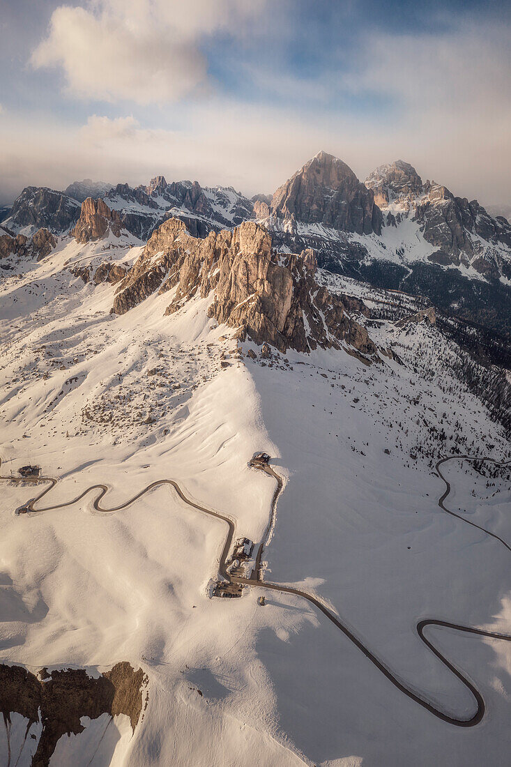 ein Panorama mit Drohne von Dolomiti di Zoldo im Winter mit Ra Gusela;Averau,Nuvolau,Passo Giau, Unesco Erbe, Belluno, Veneto, Italien