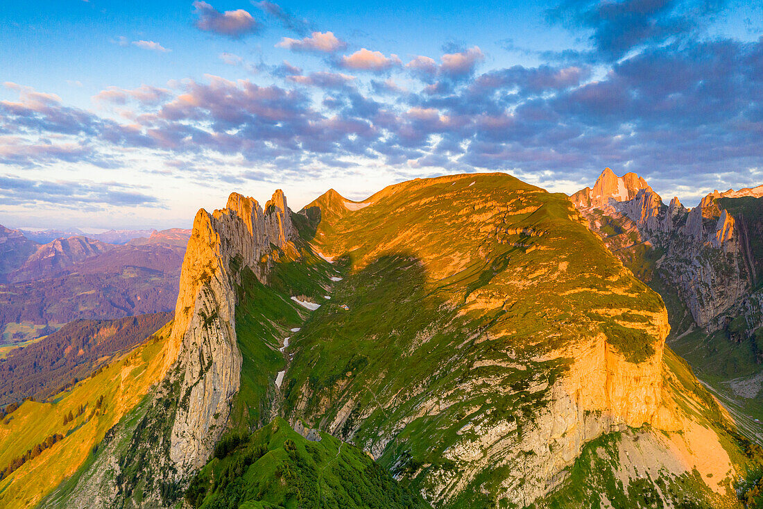 Luftaufnahme der Berggipfel Santis und Saxer Lucke im Licht des Sonnenaufgangs, Kanton Appenzell, Alpsteinkette, Schweiz