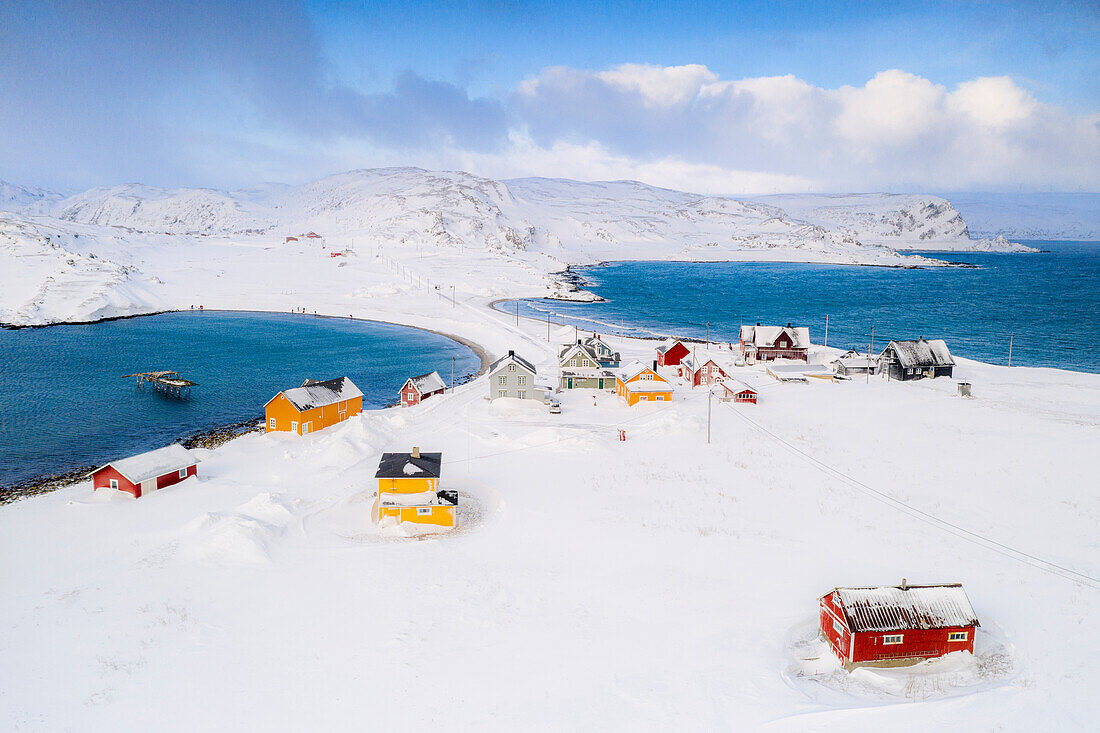 Fischerdorf Veines mit Schnee bedeckt, Kongfjord, Varanger-Halbinsel, Troms og Finnmark, Norwegen