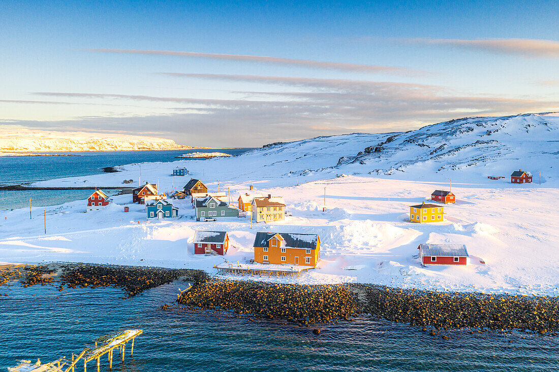 Sonnenaufgang über dem verschneiten Fischerdorf Veines, Luftaufnahme, Kongsfjord, Varanger-Halbinsel, Finnmark, Norwegen