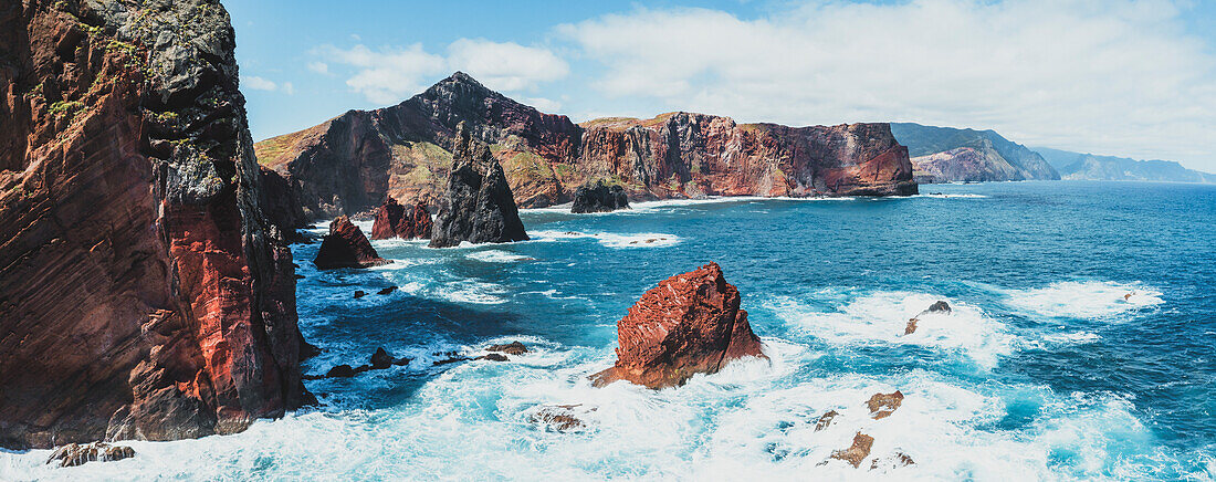 Wellen brechen an vulkanischen Felsen der Klippen, Halbinsel Sao Lourenco, Canical, Insel Madeira, Portugal