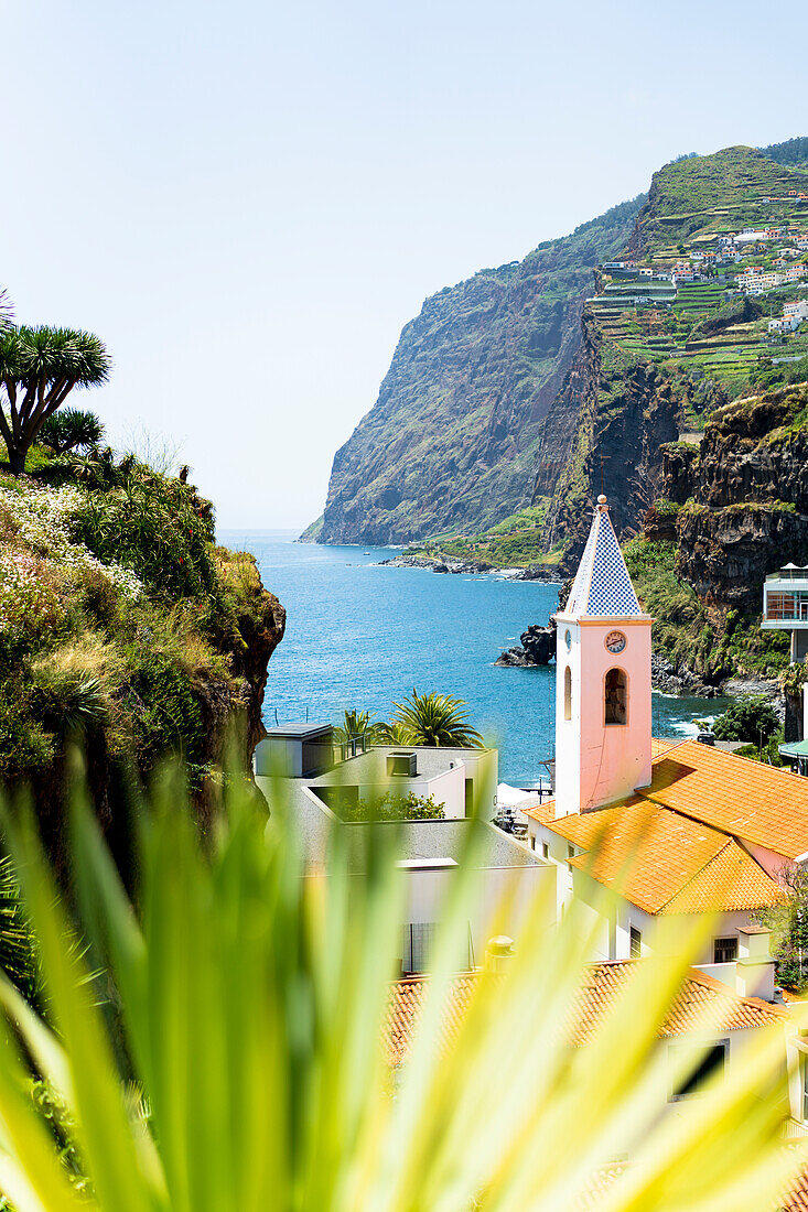 Alter Glockenturm mit Blick auf den Ozean, Camara de Lobos, Insel Madeira, Portugal
