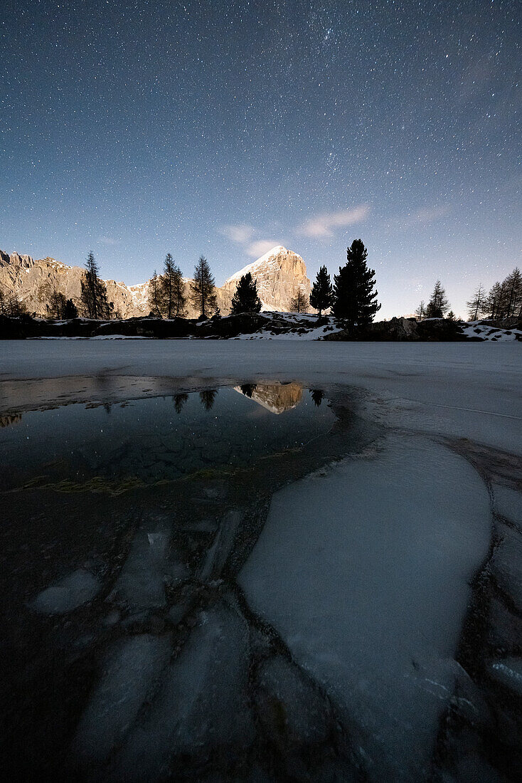 Sternenhimmel über Tofana di Rozes und dem zugefrorenen See Limides, Dolomiten, Cortina d'Ampezzo, Provinz Belluno, Venetien, Italien